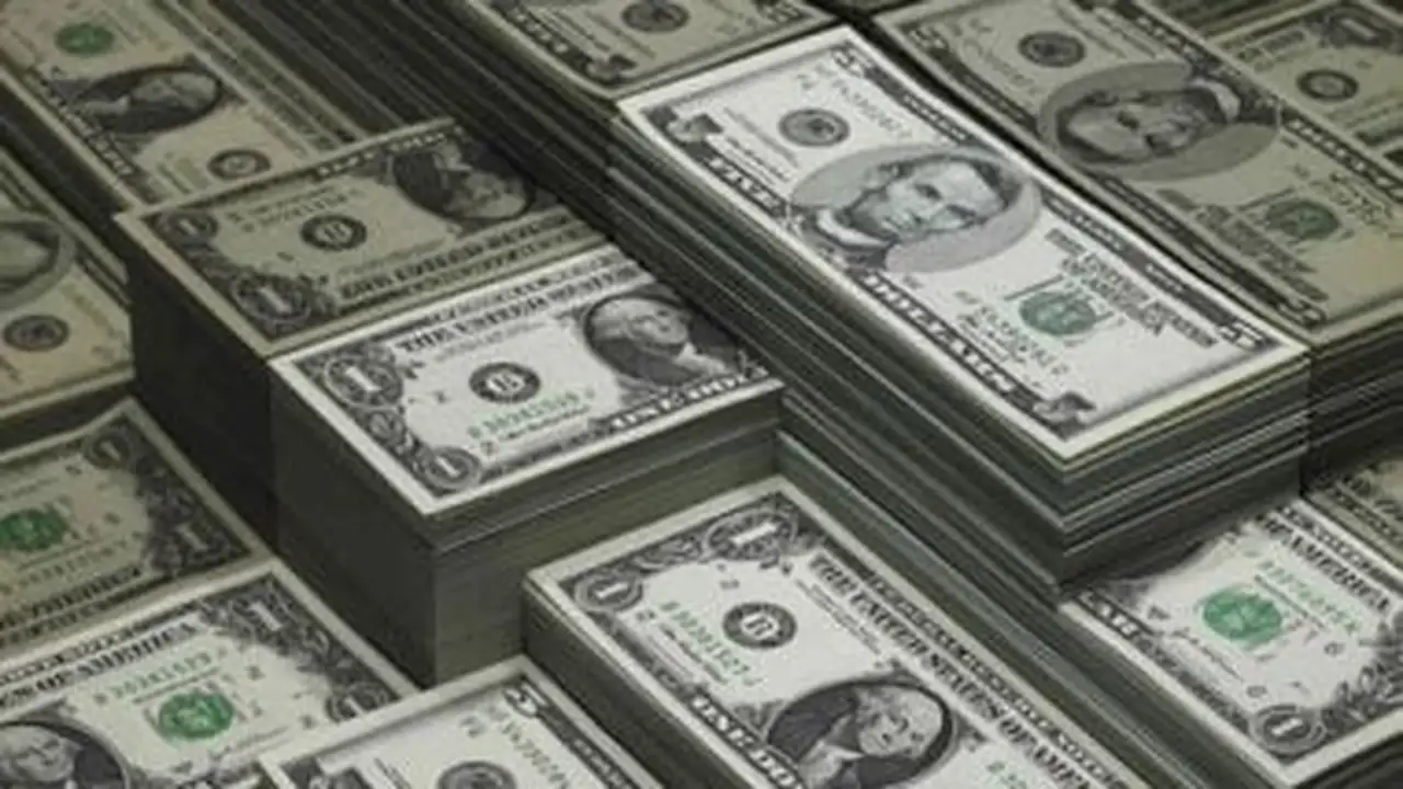 سعر الدولار يتجاوز 47.5 جنيه في البنك الأهلي المصري وتأثيره على الاقتصاد المحلي